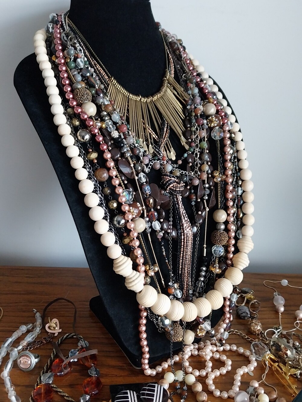 Vintage Multi-Color Women's Necklace Collection - Gold, Brown, Cream, Black - Picture 6 of 9